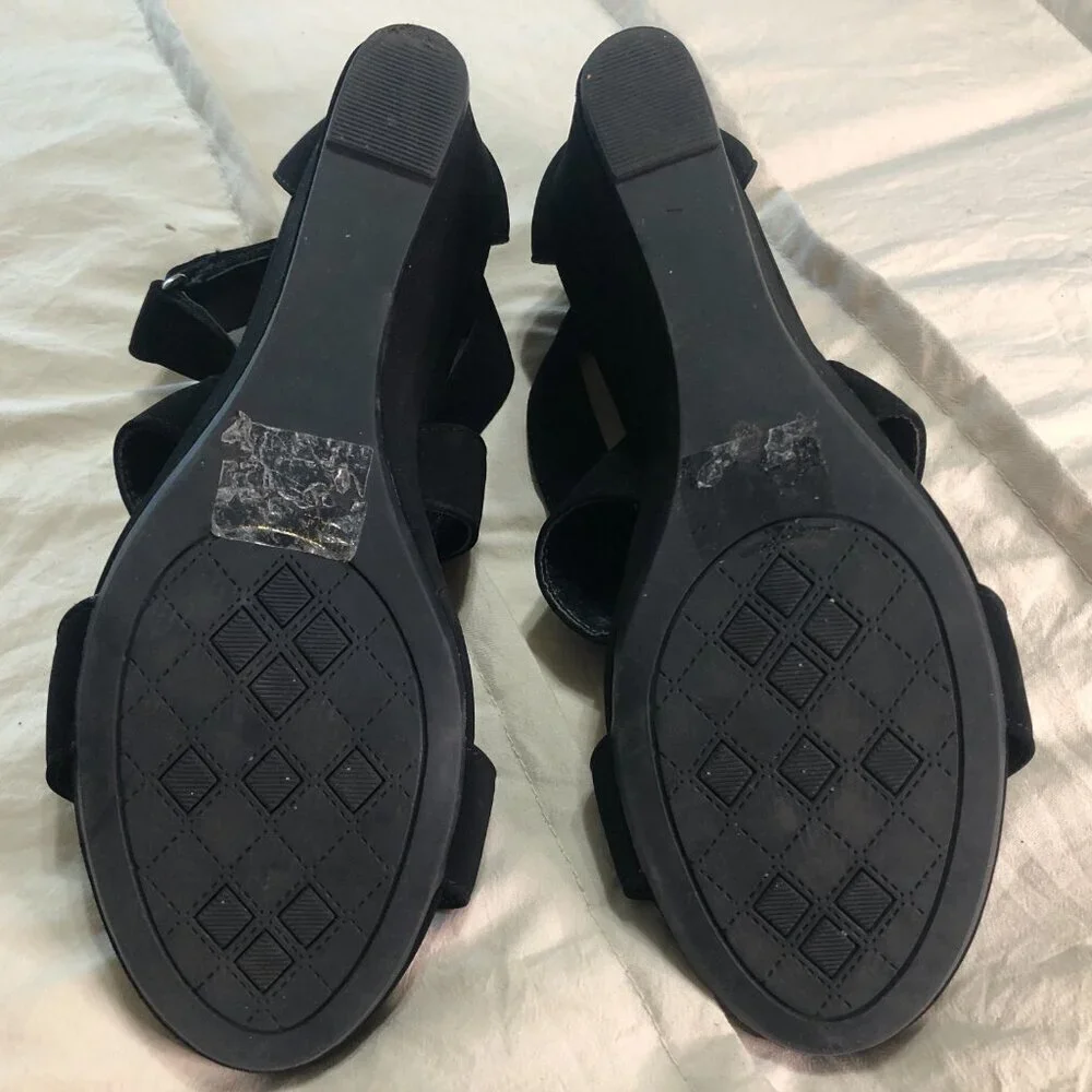 Solanz Women's black faux suede open-toe‎ wedge strappy sandals size 8M